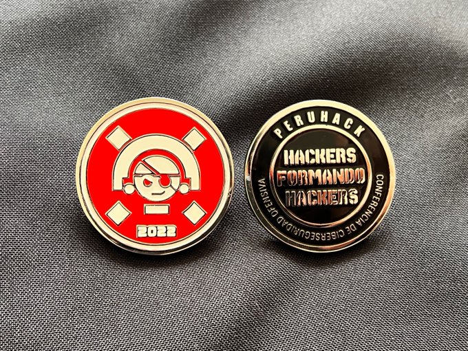 Challenge coins de PERÚHACK 2022: anverso con el Tumi Hack y reverso con «Hackers formando hackers»