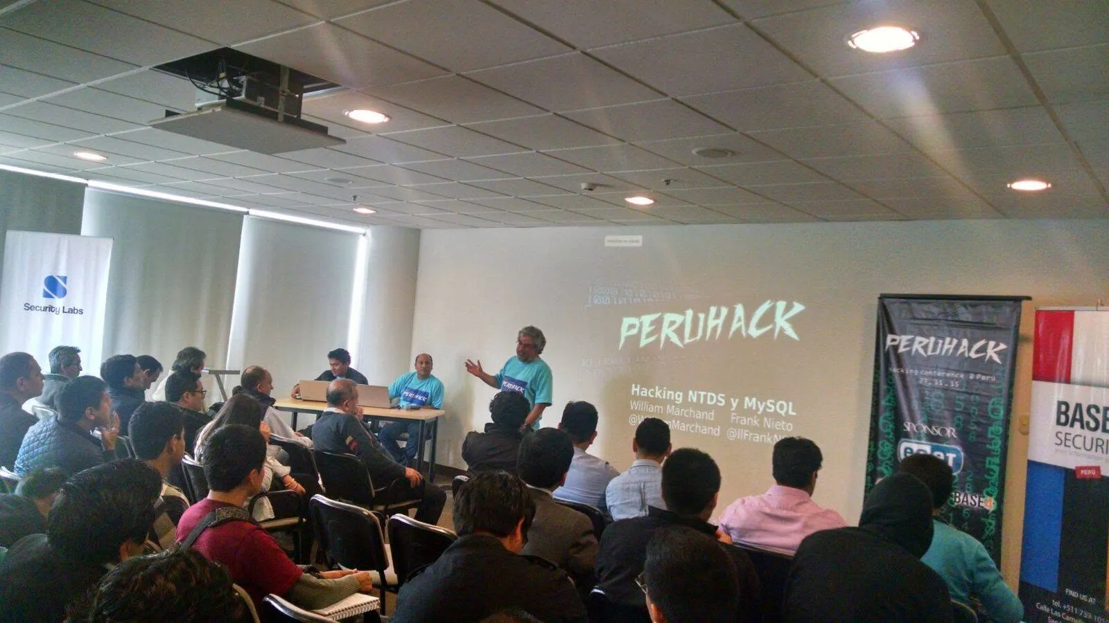 Asistentes de PERÚHACK 2015 durante una charla en el Colegio Médico del Perú