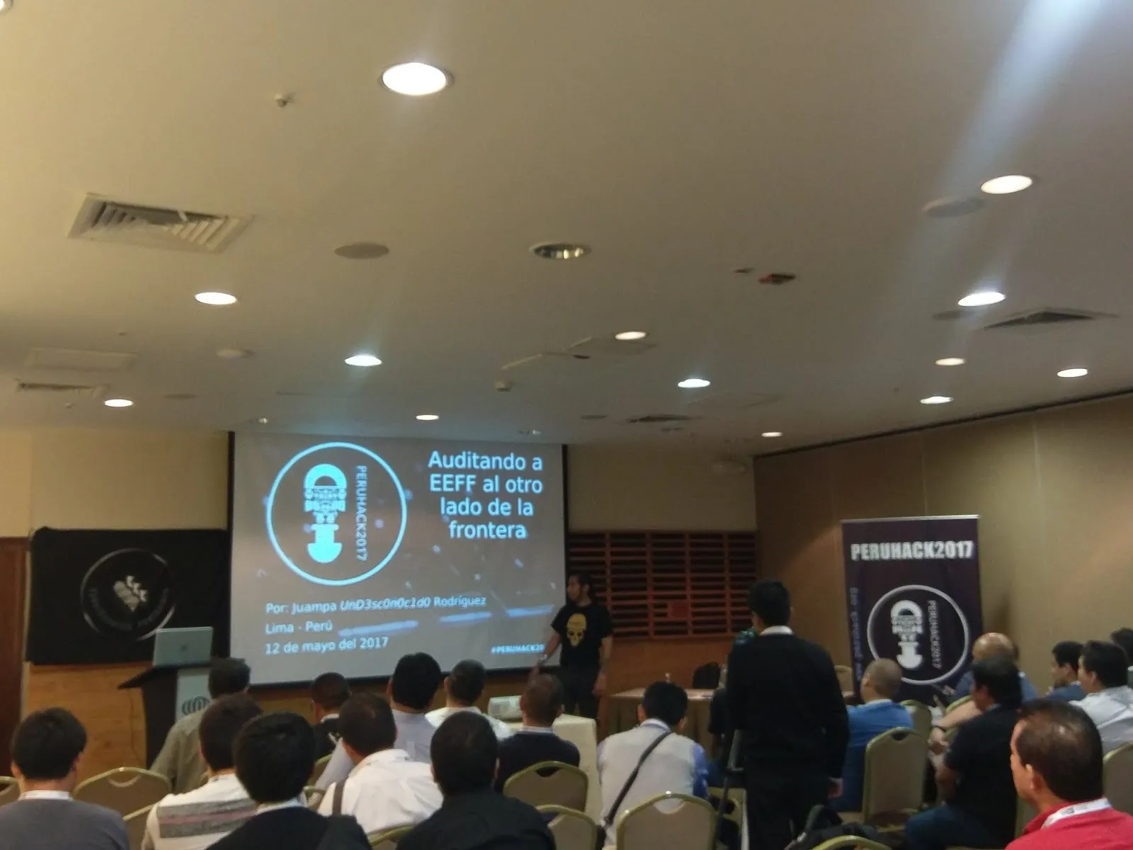 Asistentes de PERÚHACK 2017 durante una charla en el Hotel Sonesta El Olivar