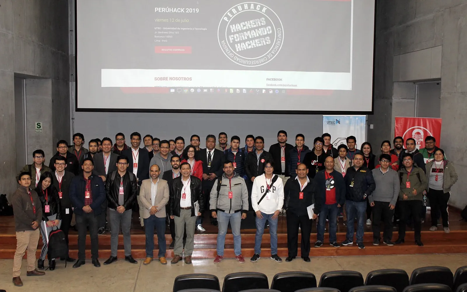 Foto grupal de PERÚHACK 2019 en el auditorio de UTEC