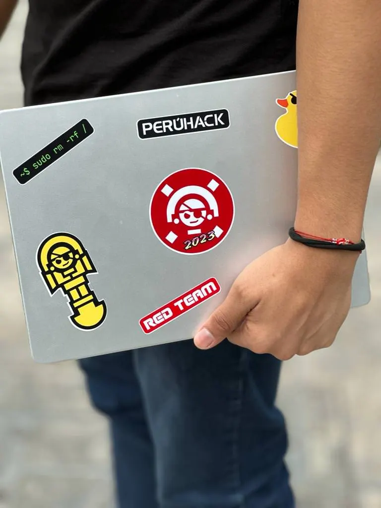 Laptop con stickers de PERÚHACK 2023 y Red Team
