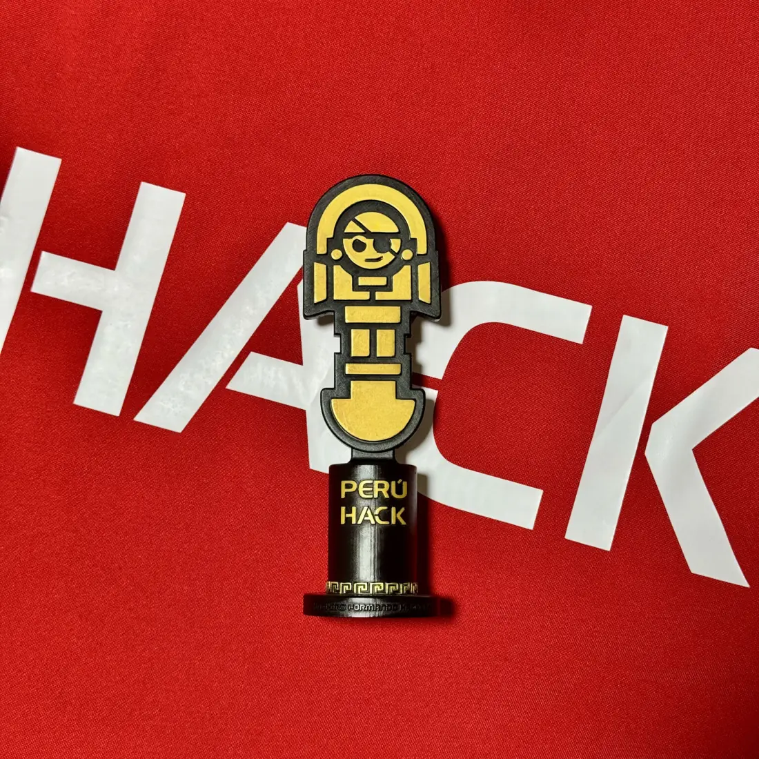 Estatuilla dorada del Tumi Hack, distinción de PERÚHACK 2025 para speakers y colaboradores